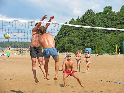 ... и пляжный волейбол. (Фото Станислава Селина)