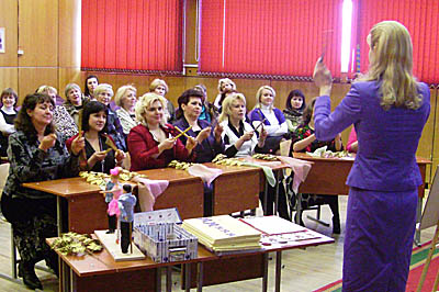 Выступающие в роли учеников конкурсанты, как могли, поддерживали финалисток(Фото Нины Князевой)