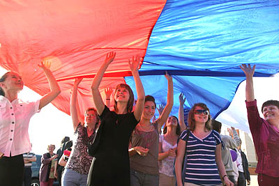  Дотронься до родного флага и загадай заветное желание. (Фото Юрия Шестернина)