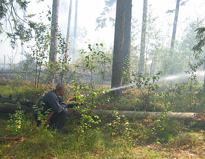 В августе 2007-го лес тушили через дорогу от жилых кварталов (Фото Виктора Поповичева, архив «Маяка»)