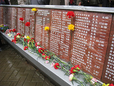 Гранитные плиты с фамилиями подводников на мемориале в Устье. (Фото Натальи Козарезовой)