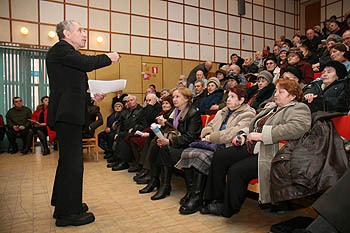 А. Межаков: необходимо создавать домовые комитеты (Фото Юрия Шестернина)