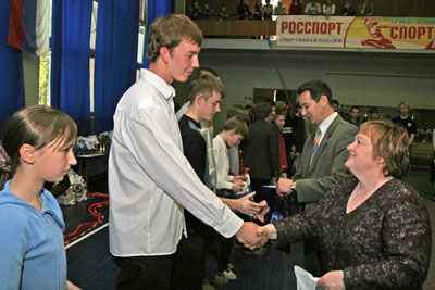 Заместители главы администрации Ирина Алексеева и Андрей Калюжный вручают подарки волейболистам. (Фото Юрия Шестернина)
