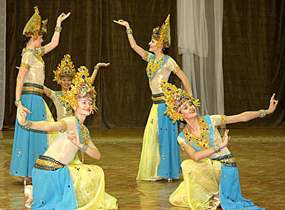  Красивейший Тайский танец ансамбля «Карнавал» дополняли блестящие костюмы танцовщиц (Фото Анны Митченко)