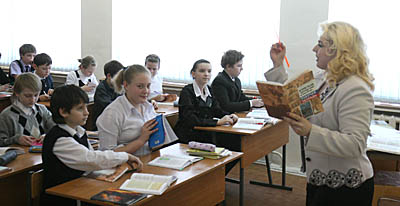  Молодая учительница истории О. Копотиенко искренне радуется успехам шестиклассников на своем уроке (Фото Юрия Шестернина)