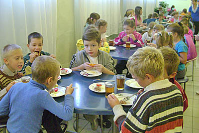  В столовую школы № 2 (заведующая Р. Саламатина) ученики всегда приходят с удовольствием (Фото Нины Князевой)