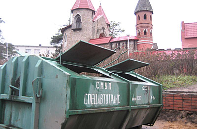 Контейнер к приему мусора готов. Готовы ли жильцы? (Фото Станислава Селина)