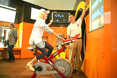  Велосипед-тренажер, демонстрирующий преобразование энергии вращения в электрическую (Фото Юрия Шестернина)