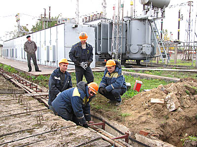  Работники подрядных организаций капитально ремонтируют обветшавшие кабельные линии отводов, ведущие от подстанции ГПП-168 к пунктам распределения электроэнергии по городу (Фото Виктора Поповичева)