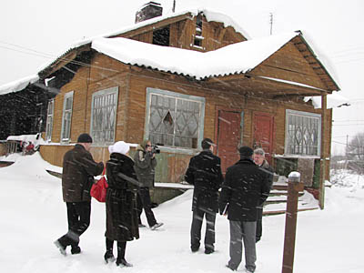 Этот «загородный дом» в деревне Старые Калище весной может стать приютом для должников (Фото Виктора Поповичева)