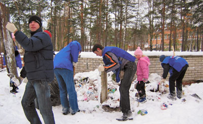Молодые политики примерно потрудились над очисткой свалок. (Фото Виктора Поповичева)