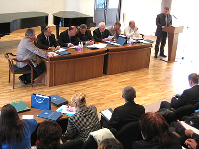  Участники заседания на месте выяснили, как справляется со своими полномочиями местная власть (Фото Станислава Селина)