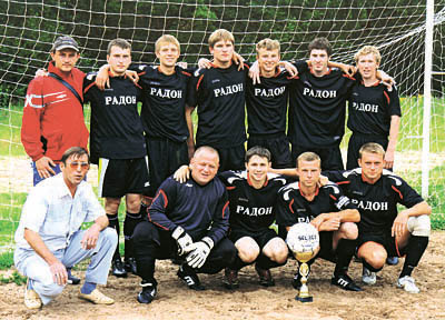  Одержав победу со счетом 4:1 над командой «Титан», команда «Радон» стала обладателем кубка сезона 2009 года (Фото Сергея Ушакова)