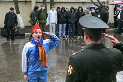 Самый командирский голос оказался у ученицы и командира отряда школы № 6 Александры Дудник. (Фото Юрия Шестернина)