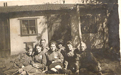  Фотография сделана в восточной Пруссии по пути к Берлину. Старший сержант медицинской службы (санинструктор) Варвара Даньшина — в центре.