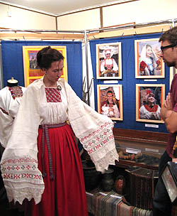  Ирина Горышева демонстрирует традиционный костюм (Фото Ольги Домашенко)