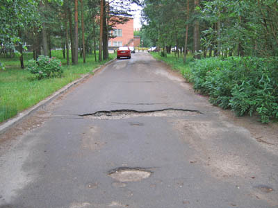 Дорога около медсанчасти тоже давно требует ремонта. (Фото Ю. Викториновича)