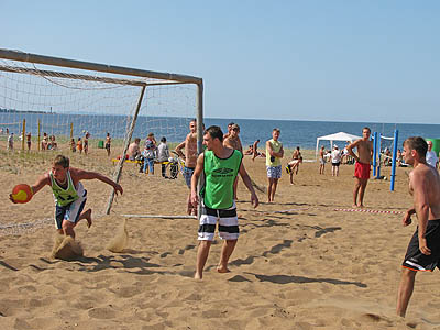  На пляже можно не только загорать, но и играть в футбол... (Фото Станислава Селина)