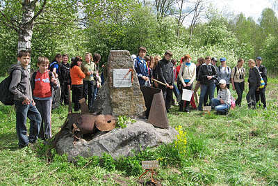 Участники похода у памятника на месте деревни Нижние Лужки (Фото В. Громовой)