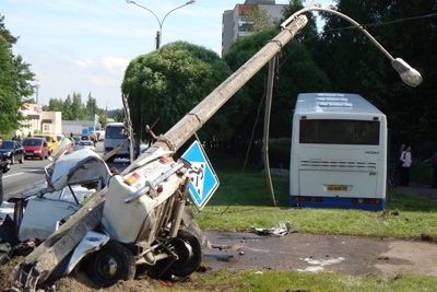  В результате столкновения жигули отбросило на столб, который придавил машину. (Фото Юрия Шестернина)