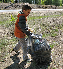 Прежде чем оставить после себя на месте отдыха мусор, стоит задуматься о тех, кто его добровольно убирает (Фото Натальи Козарезовой)