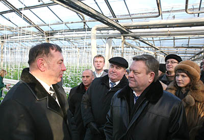  Агрофирма «Роса» под руководством И. Курбатова (слева) произвела хорошее впечатление на губернатора В. Сердюкова(Фото Юрия Шестернина)