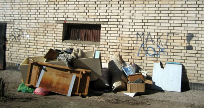 А что будет с мусором у любого другого дома? (Фото Станислава Селина)