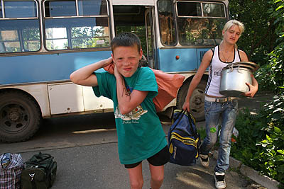 Вчера ребята из Сосновоборского детского дома вернулись домой после отдыха на Копанском озере. Останется ли этот дом их домом? (Фото Юрия Шестернина)