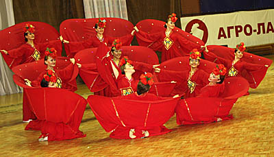 Оригинальная танцевальная постановка «Роза» казахского «Карнавала» покорила сердца абсолютно всех зрителей (Фото Анны Митченко)