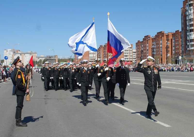 Тысячи сосновоборцев прошли в шествии «Бессмертного полка» и посмотрели воинский парад 