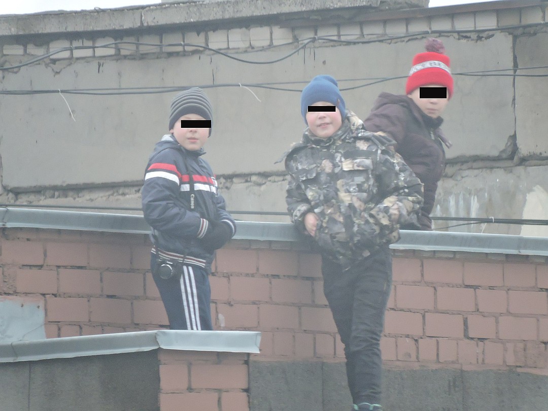 В администрации  Соснового Бора попросили сообщать о детях, «гуляющих» по крышам