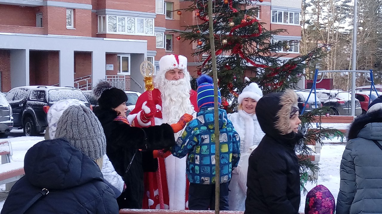 Дед Мороз и Снегоурочка поздравили сосновоборцев по всему городу