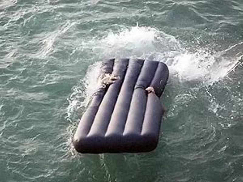 Рыбак, спасший подростков на надувном матрасе из Финского залива: они не поняли, что произошло