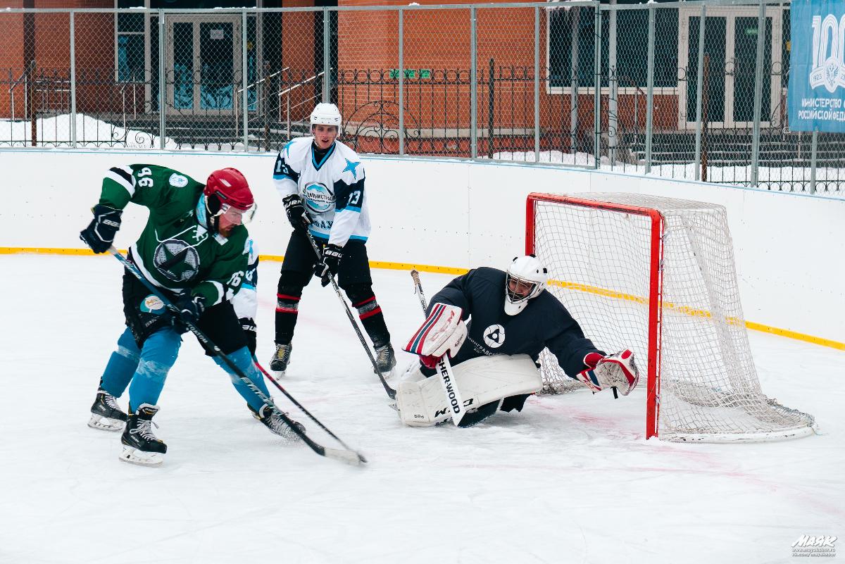 Мороз нипочем: в Сосновом Бору продолжается городской чемпионат по хоккею с шайбой