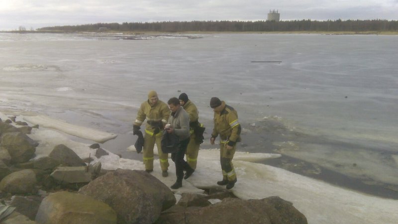 Провалившийся под лед у пирса в Сосновом Бору рыбак спас себя сам