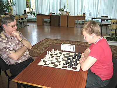 Юные шахматисты решили поучаствовать в столь масштабном турнире, бросив вызов опытным спортсменам (Фото Александра Варламова)