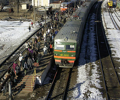 Электропоезда и сейчас остаются для сосновоборцев одним из основных видов транспорта. (Фото Юрия Шестернина)