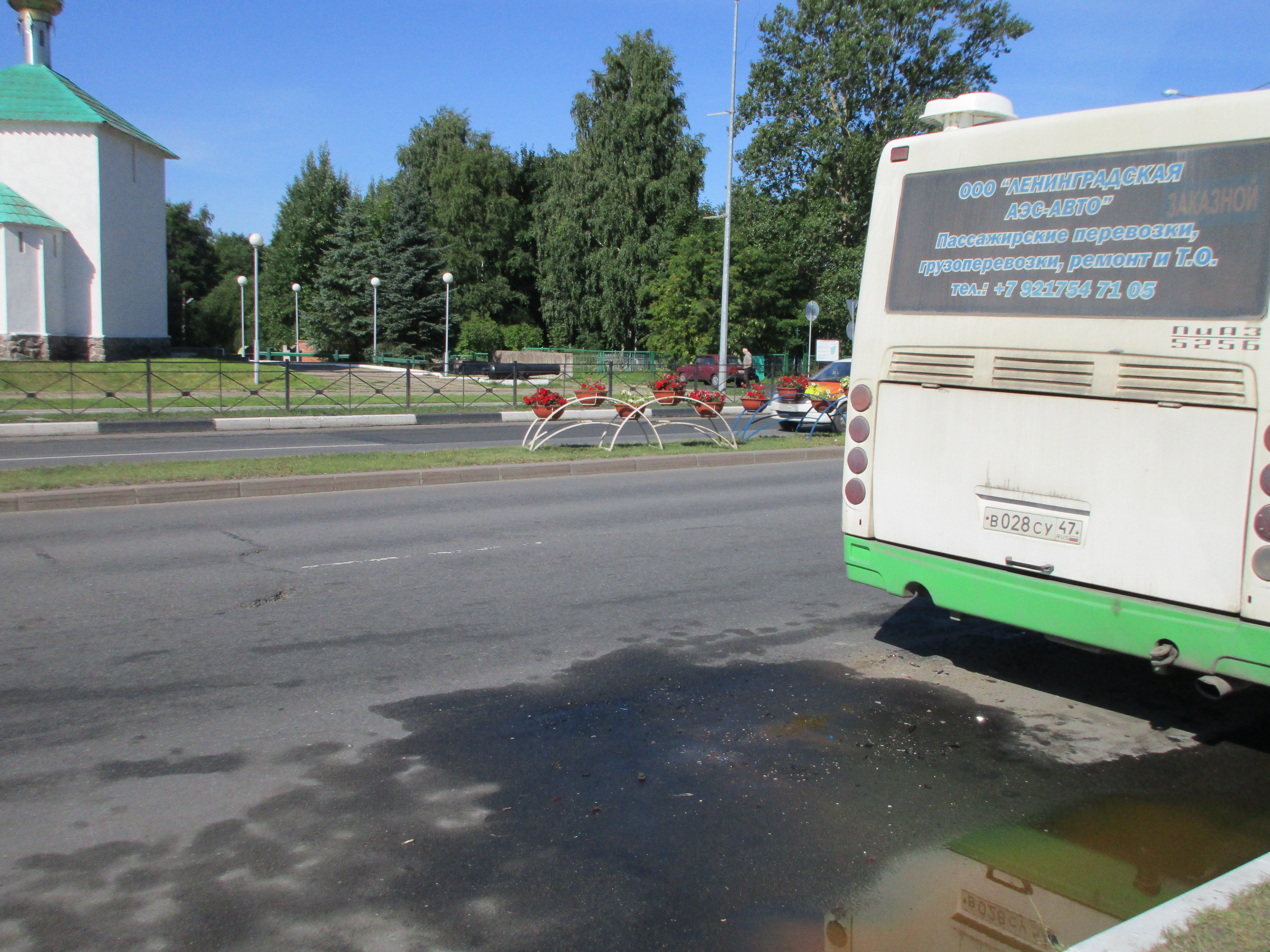 На улице Ленинградская легковушка въехала в автобус