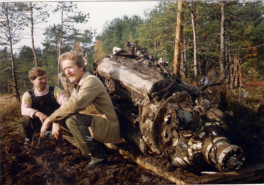 Геннадий Иванович Борисов и Николай Николаевич Одинцовский у двигателя одного из найденных самолетов