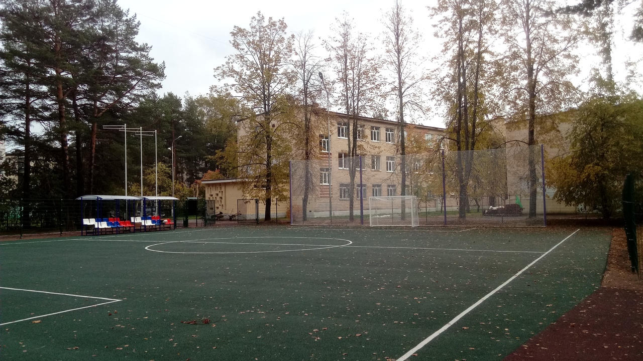 В сосновоборской школе №1 построили новую спортплощадку. Она доступна с 9 до 22 часов