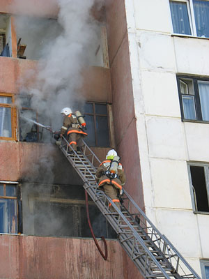 Пожар в доме № 18 по улице Парковой. (Фото Натальи Козарезовой)