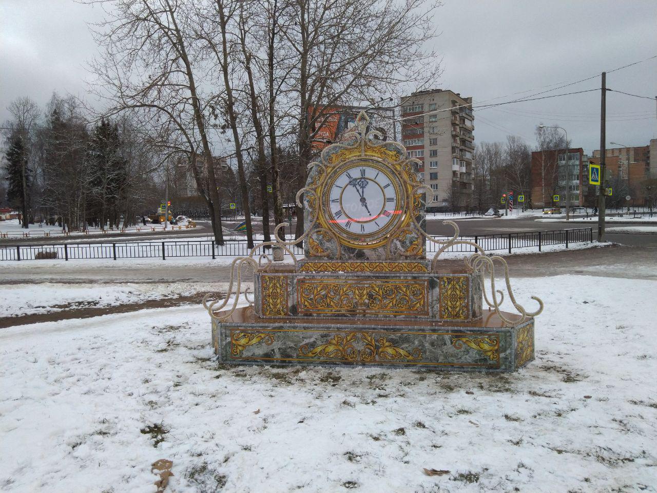 В Сосновом Бору появились «Старинные часы» и огромный «Фонарь»