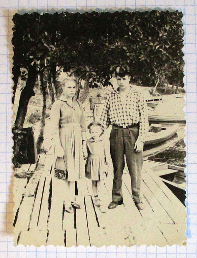 Петр Дайнеко с женой Галиной и дочерью Антониной на причале. Сосновый Бор, 1963