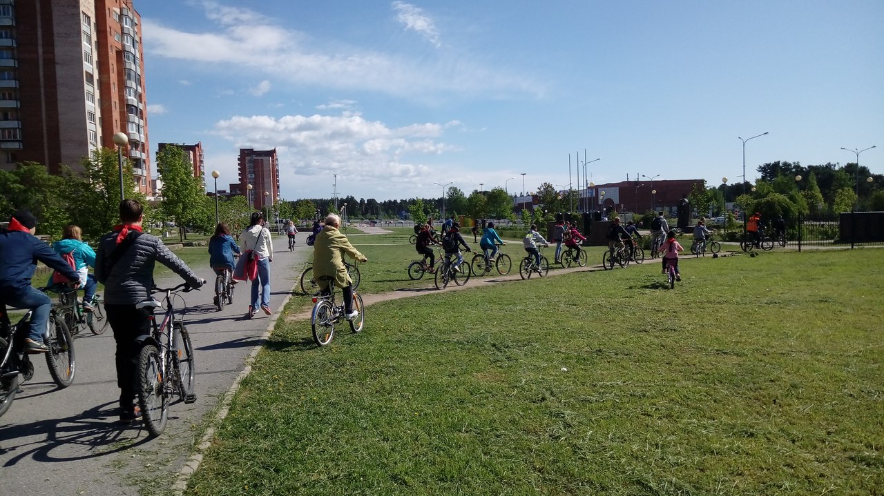 Сосновоборские велосипедисты отметили День пионерии пробегом по городу 
