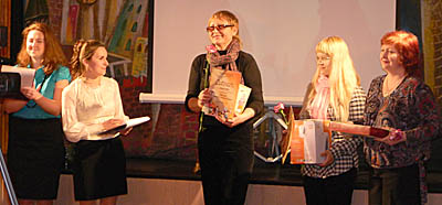  Победительницы конкурса, а также обладательница Гран-при Н. Мегнис (на фото третья слева) смогли почувствовать на себе, что такое быть настоящим кукловодом (Фото Александра Варламова)