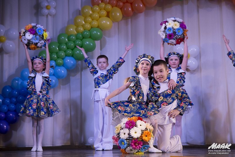 В Сосновом Бору прошел Фестиваль детских садов «Разноцветная весна»