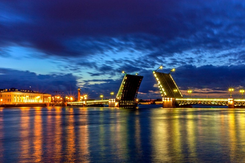 Дворцовый мост украсит праздничная подсветка в честь Китайского Нового года