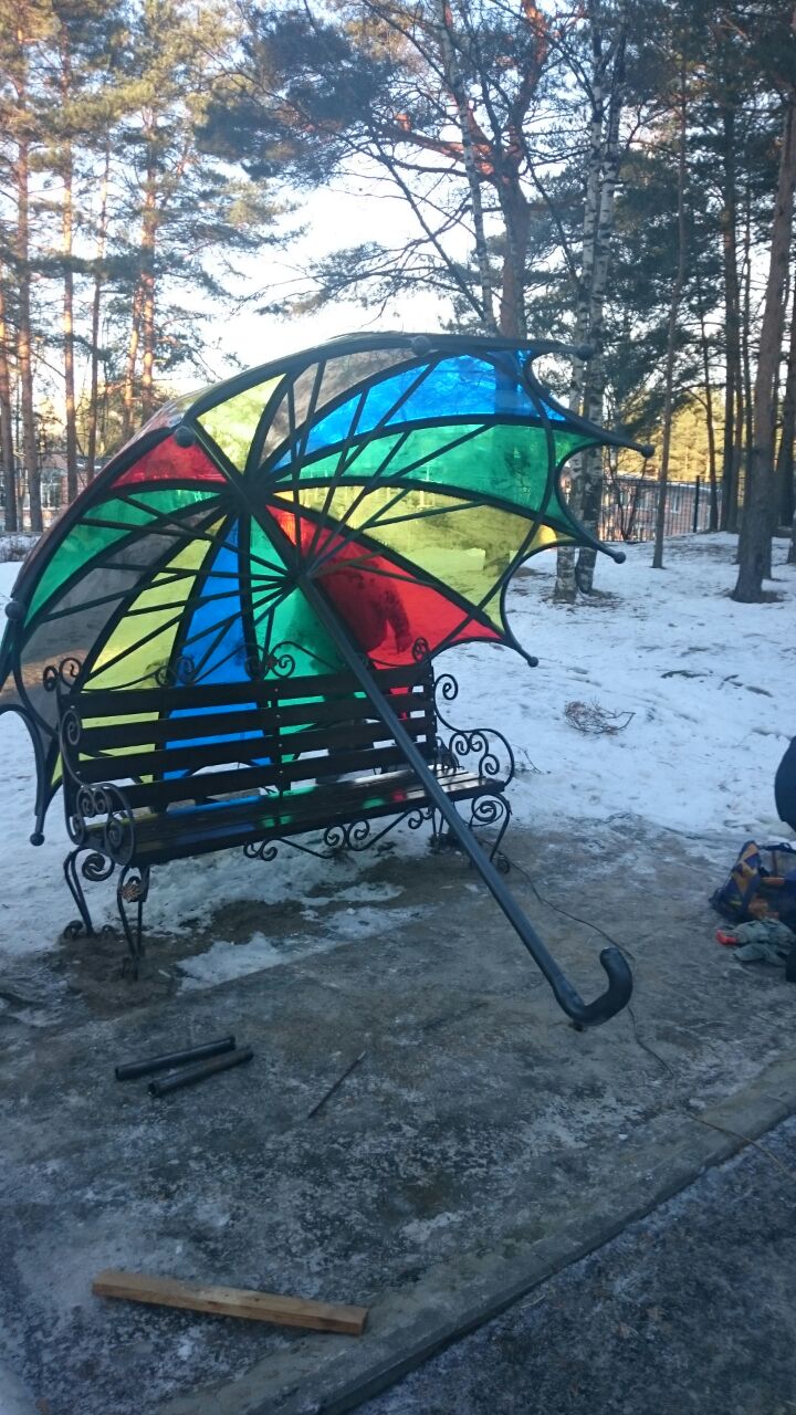 В Андерсенграде появилась необычная скамейка-зонтик