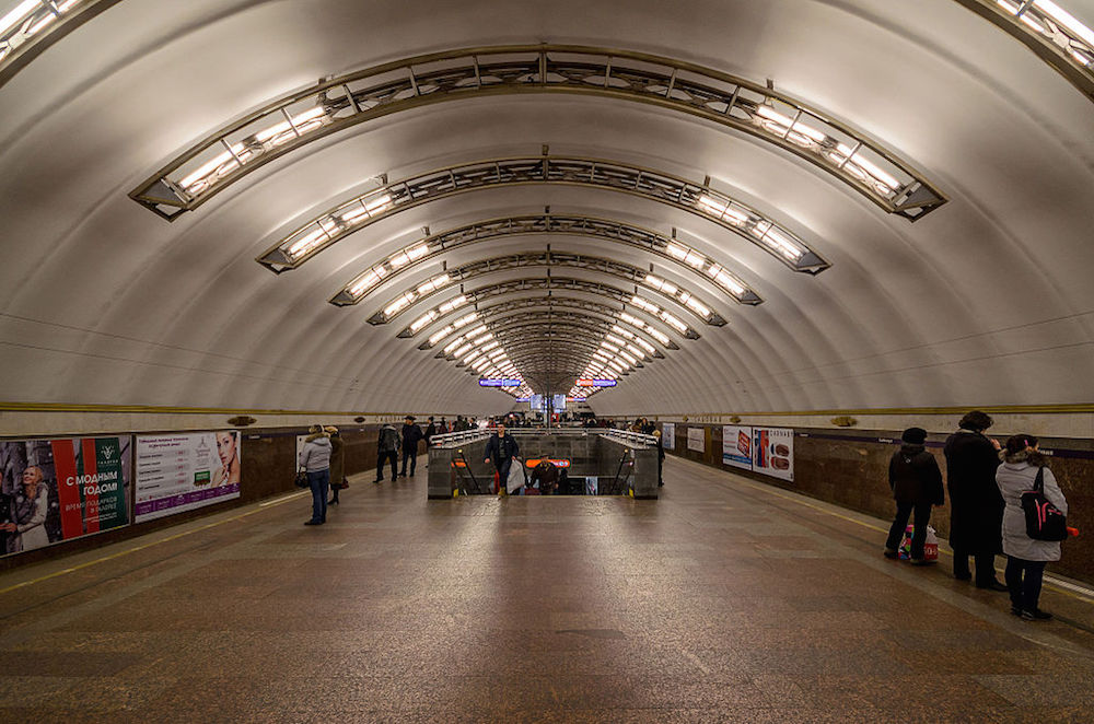 Неисправный состав нарушил работу метро Санкт-Петербурга
