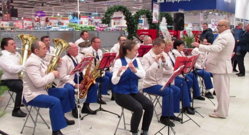 Сосновоборский духовой оркестр дал новогодний концерт в «Ленте»